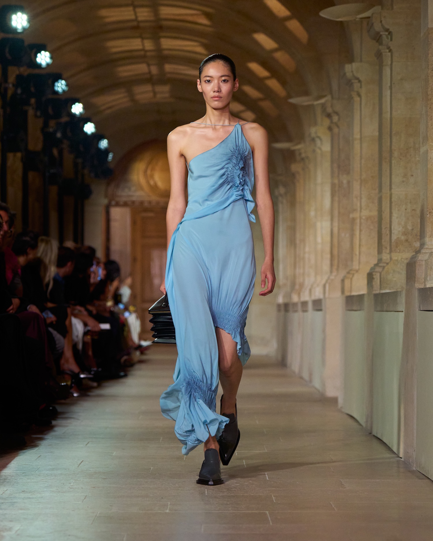 VB_SS26_4x5_RUNWAY_LOOK_09