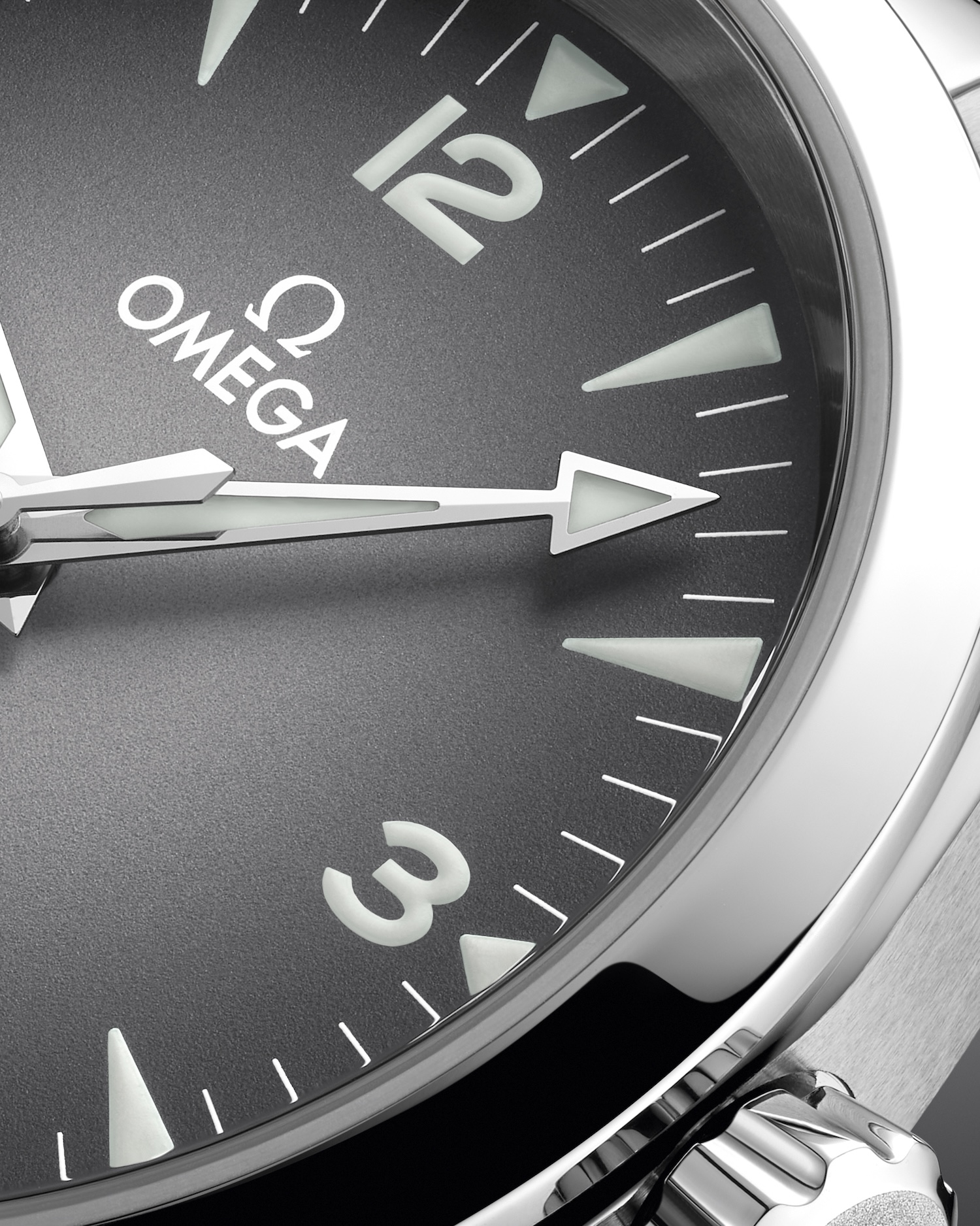 235.10.38.20.06.001_SE_Railmaster38_CloseUp_Dial_4x5_RVB