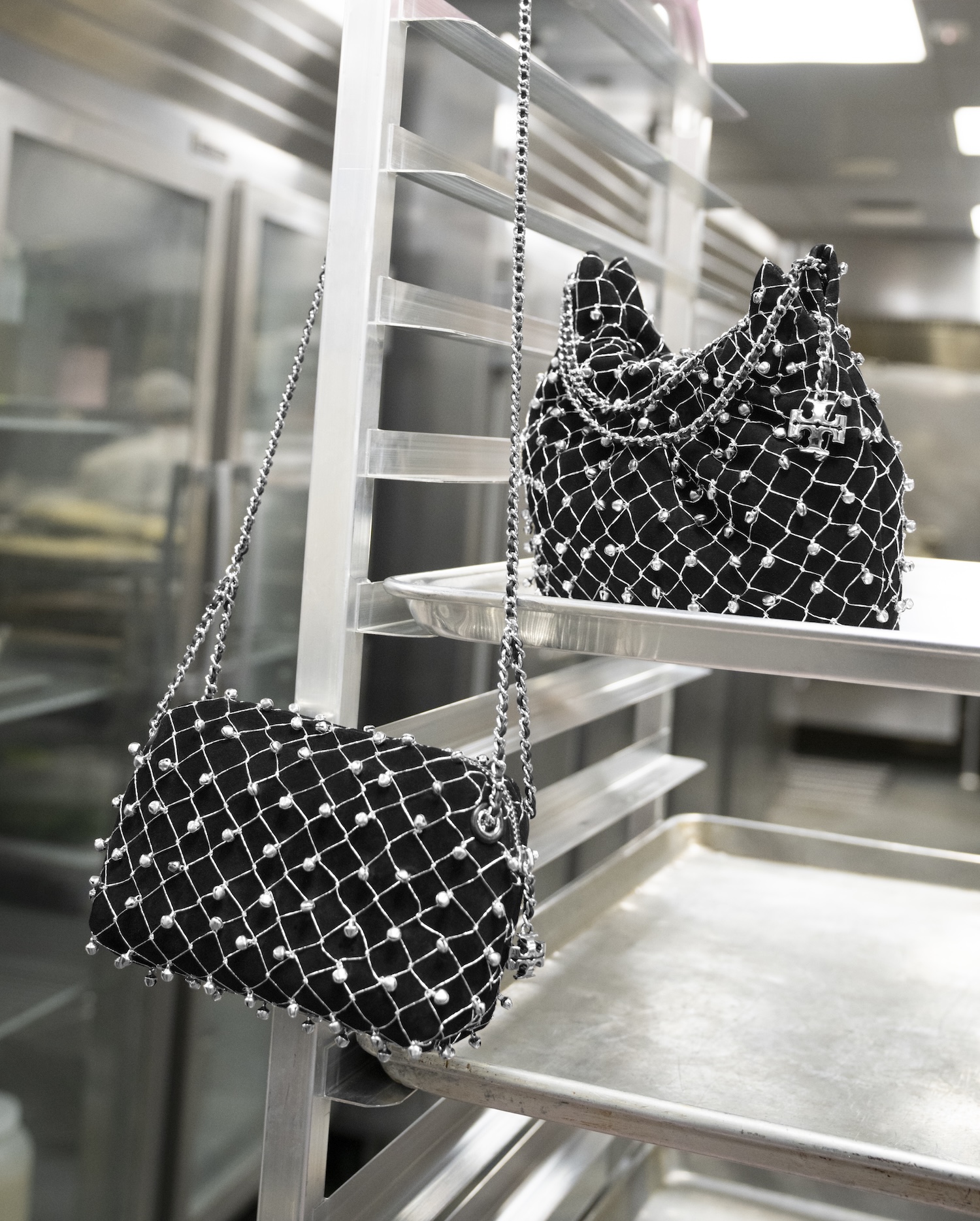 TB_HOL25_ESLS_FLEMING_BELL_MINI_HOBO_SHOT_55_06144