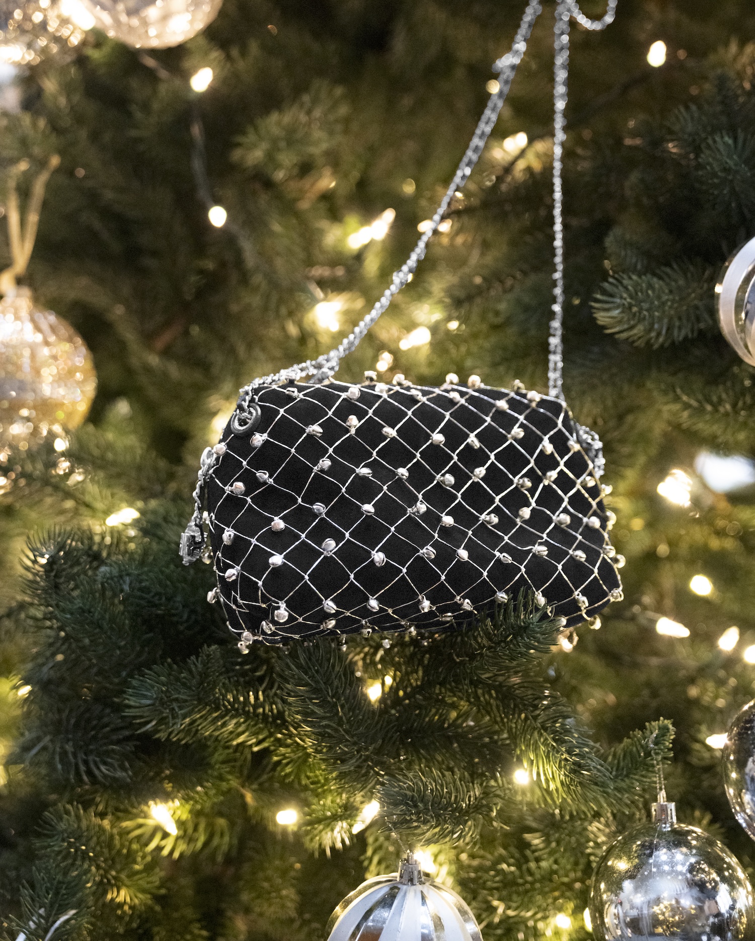 TB_HOL25_ESLS_FLEMING_BELL_MINI_HOBO_SHOT_55_06175