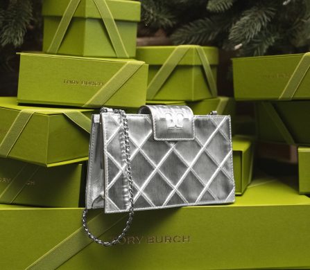 TB_HOL25_ESLS_FLEMING_METALLIC_MINI_CHAIN_WALLET_SHOT_94_06498