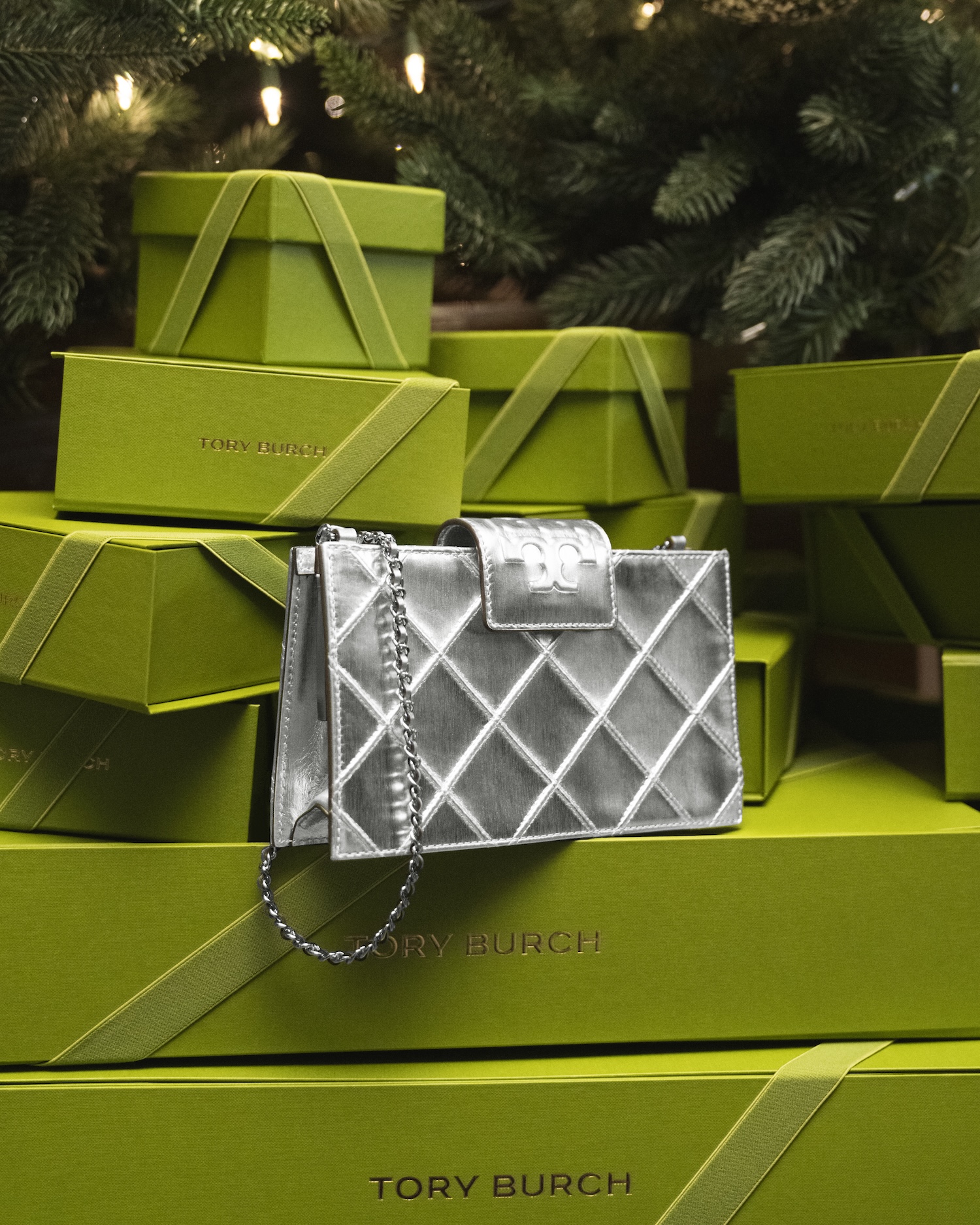 TB_HOL25_ESLS_FLEMING_METALLIC_MINI_CHAIN_WALLET_SHOT_94_06498