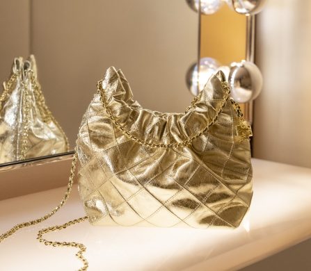 TB_HOL25_ESLS_FLEMING_METALLIC_MINI_HOBO_SHOT_93_05909