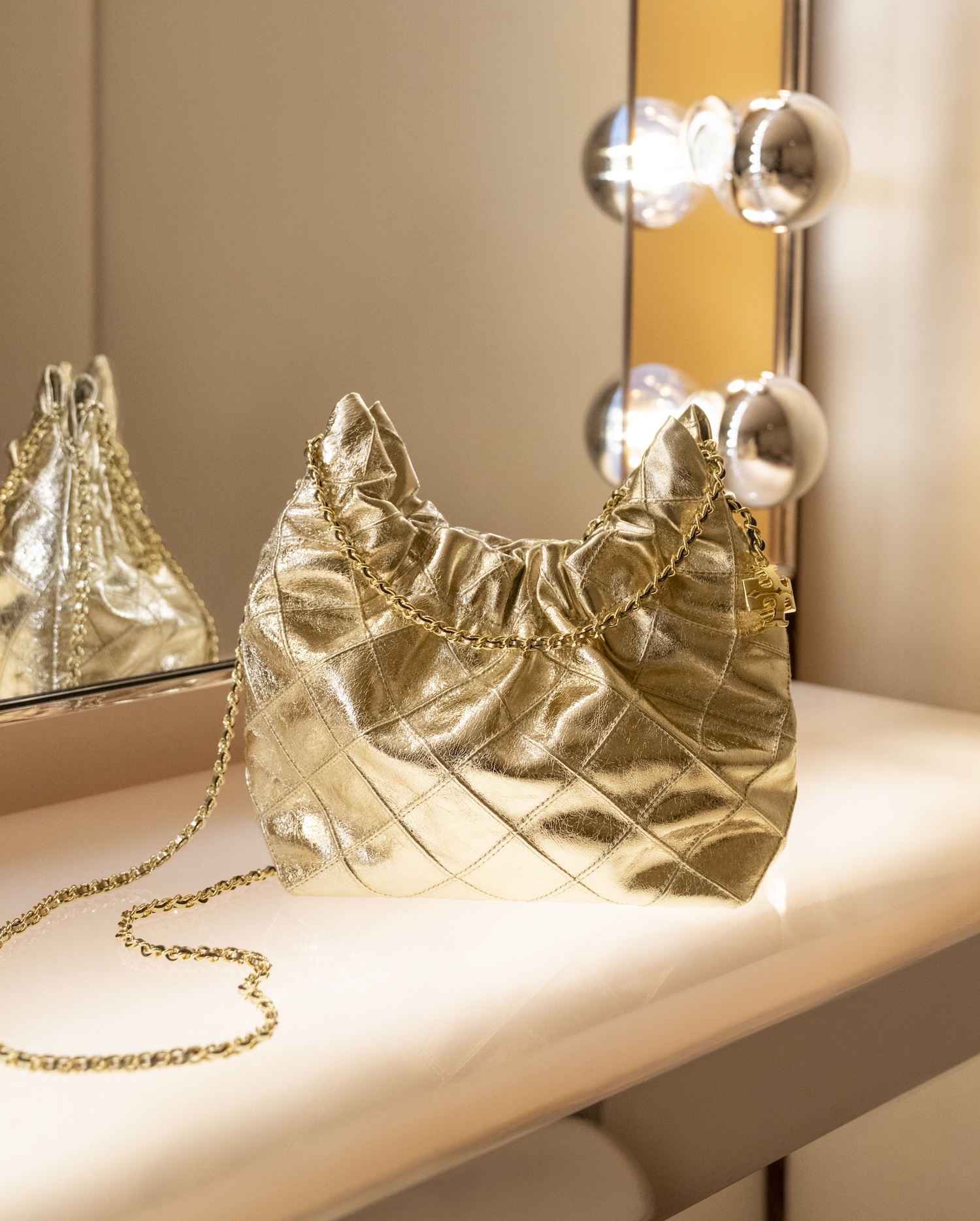 TB_HOL25_ESLS_FLEMING_METALLIC_MINI_HOBO_SHOT_93_05909