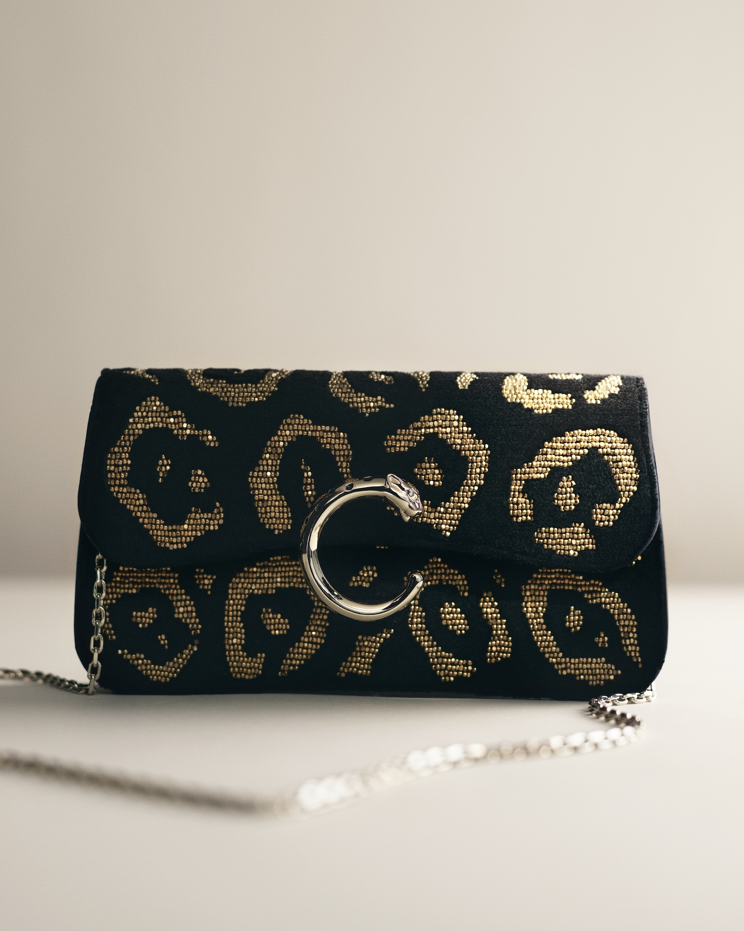 Panthère C de Cartier – mini chain bag Pearls_ CRL1002740© Mattia Parodi © Cartier_Rights End 31.10.26