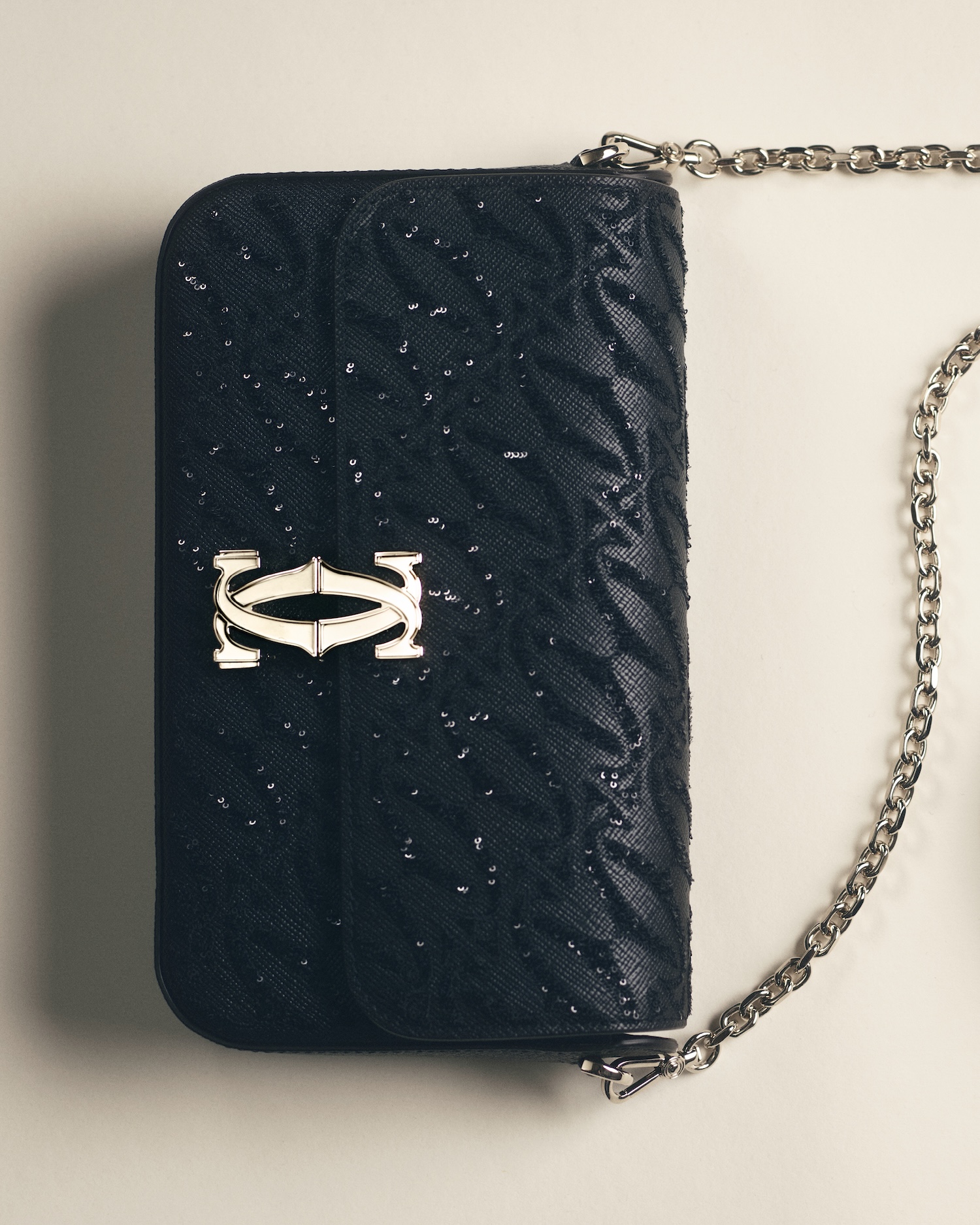 C de Cartier – mini chain bag sequins © Mattia Parodi © Cartier_Rights End 31.10.26
