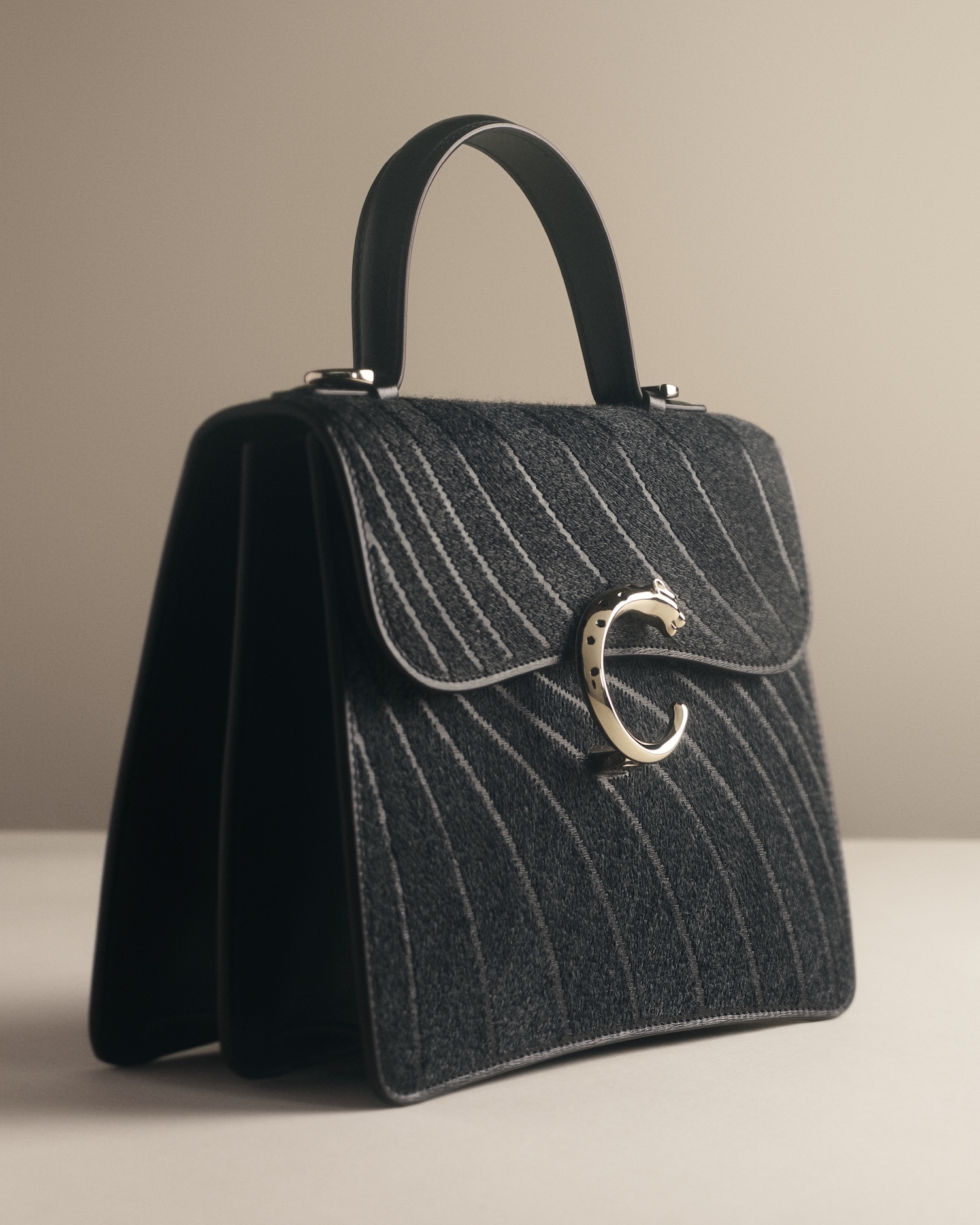 Panthère C de Cartier – small flap top handle wool_CRL1002718©Mattia Parodi©Cartier_Rights End 31.10.26