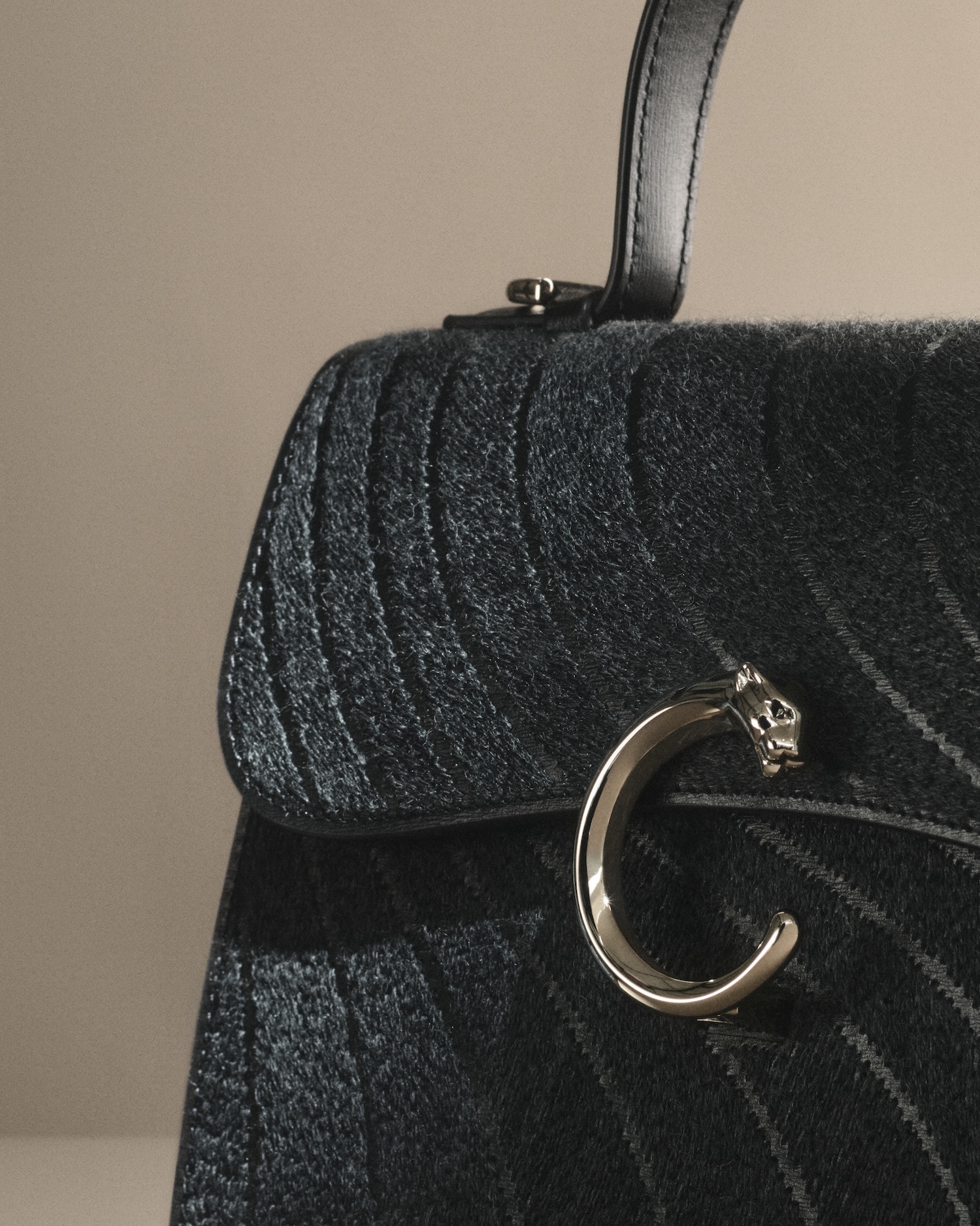 Panthère C de Cartier – small flap top handle wool© Mattia Parodi© Cartier_Rights End 31.10.26 (2)